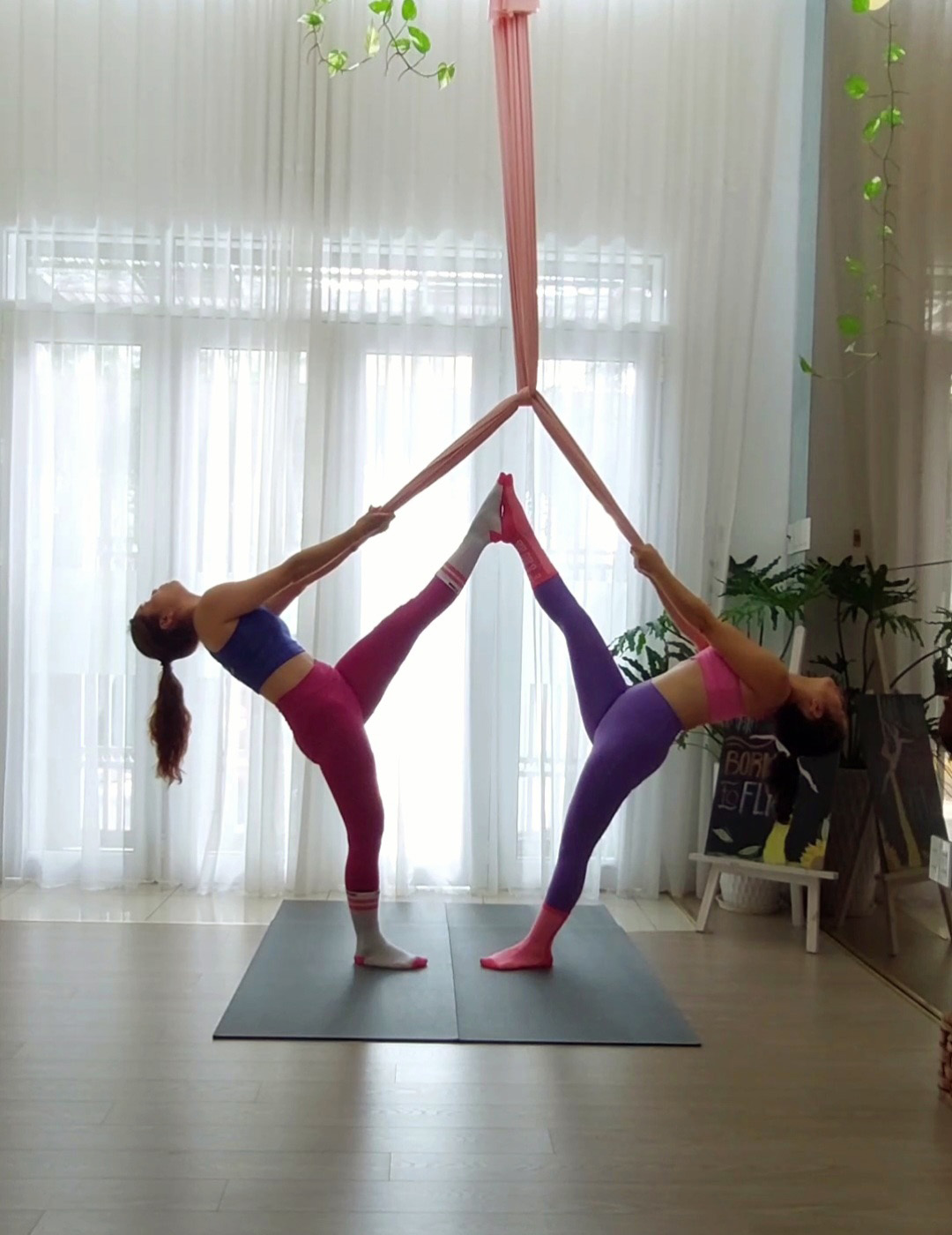 Aerial Yoga đẹp nhất Sài Gòn